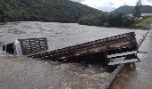 CAMINHÃO CAI DE PONTE, AFUNDA NA ÁGUA E MOTORISTA SE APOIA EM RODA PARA CONSEGUIR SAIR