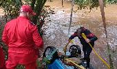 BOMBEIROS CONTINUAM BUSCAS DE MULHER QUE CAIU COM VEÍCULO EM RIO NO RS